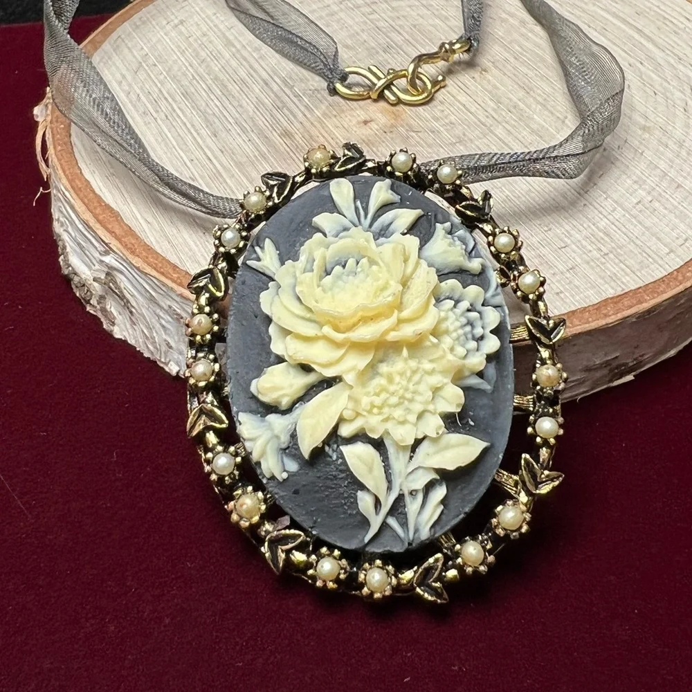 VTG| Floral Cameo Necklace 🌷🪷